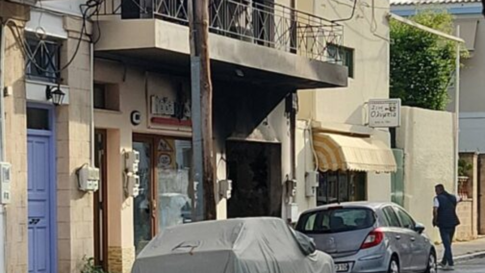 Κάηκε ολοσχερώς η επιχείρηση του δημάρχου Αίγινας - Εξετάζεται το σενάριο εμπρησμού